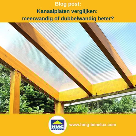 Titelafbeelding van een blogbericht met als onderwerp ‘Vergelijking van kanaalplaten’ – te zien is een terrasoverkapping van onderaf met kanaalplaten, plus het logo en het webadres van HMG Benelux shop.