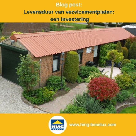 Titelafbeelding van een blogbericht met als thema ‘Levensduur van vezelcement’ – te zien is een huisje met vezelcementplaten, met daarnaast het logo en het webadres van hmg-benelux.com.