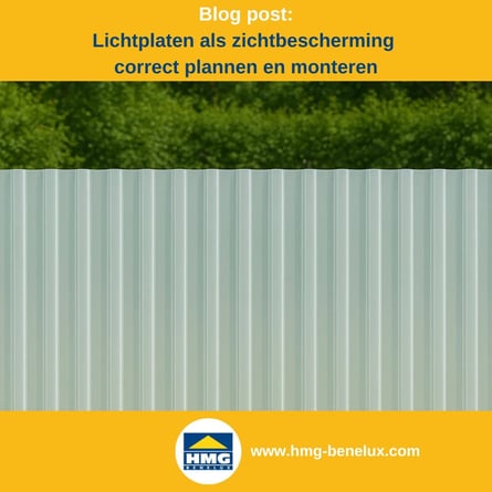 Titelafbeelding van een blogbericht met als onderwerp ‘lichtplaten als zichtbescherming’ – afgebeeld is een damwandplaat in opaalwit als zichtbescherming, met daarnaast het logo en het webadres van HMG Benelux shop.