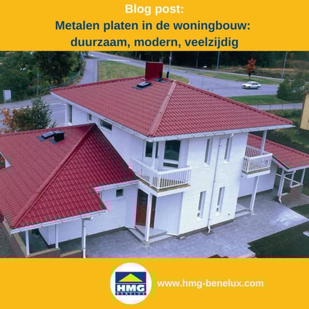 Titelafbeelding van een blogbericht met als onderwerp ‘Metalen platen in de woningbouw’ – afgebeeld is een woonhuis met rode dakpanplaten als dakbedekking, met daarnaast het logo en het webadres van HMG Benelux shop.