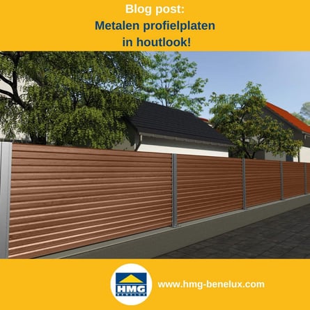 Titelafbeelding van een blogbericht met als thema ‘Houtlook bij plaatstaal’ – te zien is een schutting van gevelplaten in houtlook, met daarnaast het logo en het webadres van hmg-benelux-shop.com.