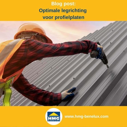 Vakman installeert geprofileerde platen op een dak bij zonsondergang, veiligheidsuitrusting zichtbaar.