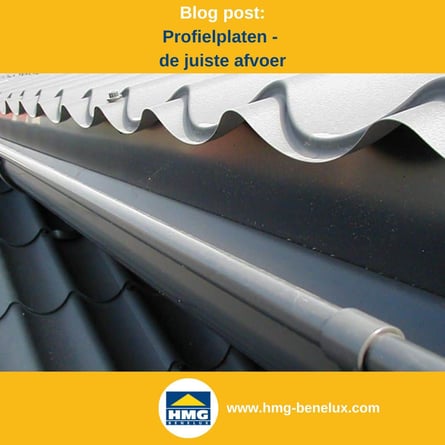 Titelafbeelding van een blogbericht met als onderwerp ‘Afwatering met metalen platen’ – er wordt een dakgoot getoond, gemonteerd onder een lichte dakpanplaat, met daarnaast het logo en het webadres van HMG Benelux shop.com.