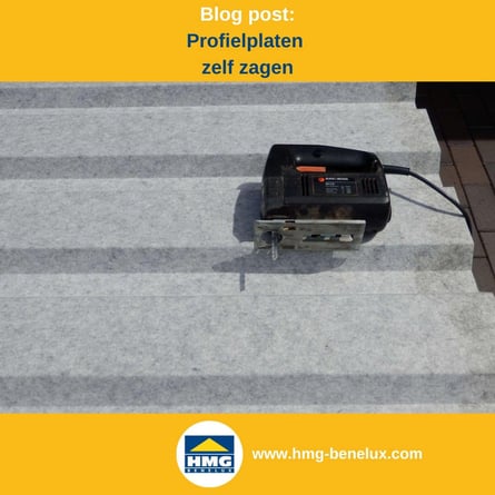 Titelafbeelding van een blogbericht met als onderwerp ‘Profielplaten op maat snijden’ – er wordt een decoupeerzaag op een trapeziumplaat getoond, samen met het logo en het webadres van hmg-benelux.com