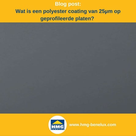 Detailweergave van een 25 µm dikke polyester coating op een geprofileerde plaat, donkerblauw glinsterend