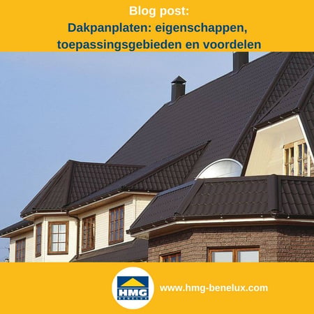 Titelafbeelding van een blogbericht met als onderwerp ‘Alles over dakpanplaten’ – te zien is een huis met donkere dakpanplaten, met daarnaast het logo en het webadres van hmg-benelux.com.