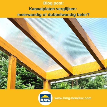 Titelafbeelding van een blogbericht met als onderwerp ‘Vergelijking van kanaalplaten’ – te zien is een terrasoverkapping van onderaf met kanaalplaten, plus het logo en het webadres van HMG Benelux shop.