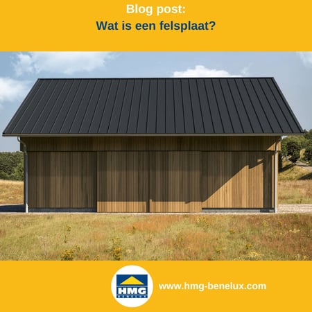 Titelafbeelding van een blogbericht met als onderwerp ‘Wat is een felsplaat’ – afgebeeld is een schuur met donkere felsplaten, met daarnaast het logo en het webadres van HMG Benelux shop.