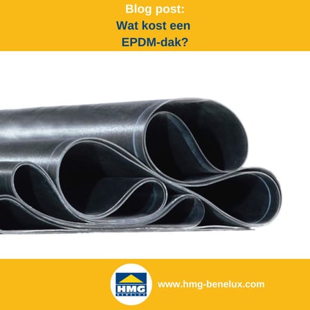 Titelafbeelding van een blogbericht met als onderwerp ‘Wat kost een EPDM-dak’ – te zien is een opgerolde EPDM-folie, met daarnaast het logo en het webadres van hmg-benelux.com.