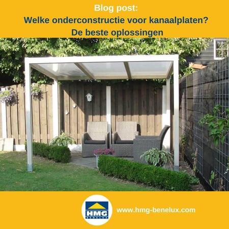 Titelafbeelding van een blogbericht met als onderwerp ‘Welke onderconstructie voor kanaalplaten’. Te zien is een moderne terrasoverkapping met zitgroep in de tuin, met daarnaast het logo en het webadres van hmg-benelux.com.