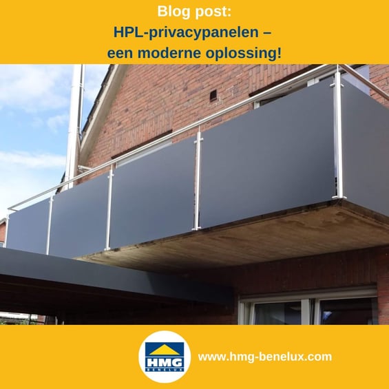 Titelafbeelding van een blogbericht met als onderwerp ‘HPL-platen’ – er is een balkon te zien met HPL-platen als bescherming, aangevuld met het logo en het webadres van hmg-benelux-shop.com.