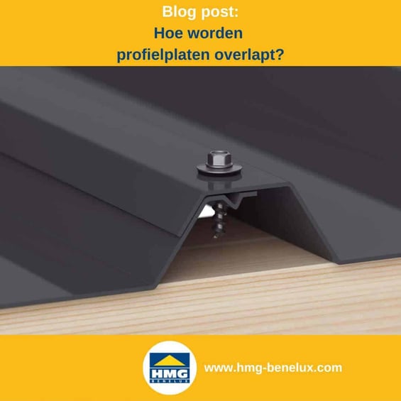 Close-up van een donkere geprofileerde plaat, stevig bevestigd met schroef en afdichting aan een houten onderconstructie.