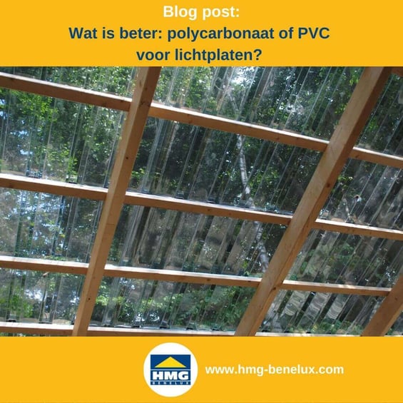 Doorschijnende polycarbonaat dakpanelen op een houten structuur, robuust en weerbestendig.