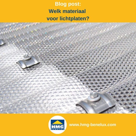 Titelafbeelding van een blogbericht met als onderwerp ‘Materiaal bij lichtplaten’ – te zien is een vastgeschroefde lichtplaat met structuur, samen met het logo en het webadres van hmg-benelux-shop.com.