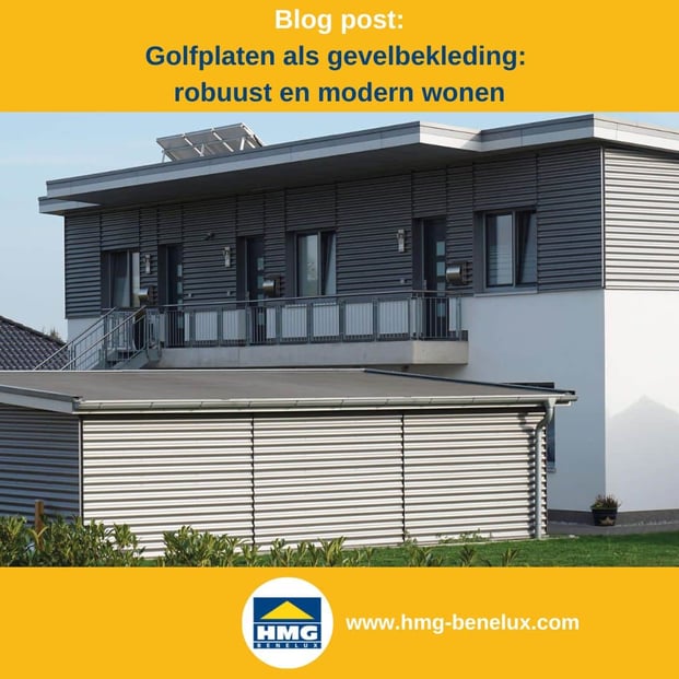Titelafbeelding van een blogbericht met als thema ‘Golfplaat als gevelbekleding’ – te zien is een woonhuis met een gevel die bestaat uit een combinatie van pleisterwerk en golfplaat, met daarnaast het logo en het webadres van HMG Benelux shop.