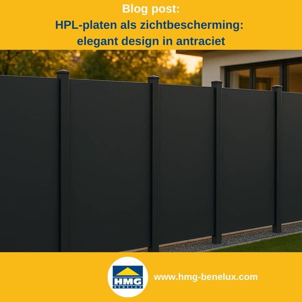 Titelafbeelding van een blogbericht met als onderwerp ‘HPL-platen als zichtbescherming’ – te zien is een zichtbeschermingshek van HPL-platen in antraciet, met daarnaast het logo en het webadres van HMG Benelux shop.