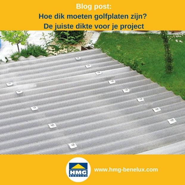 Titelafbeelding van een blogbericht met als onderwerp ‘De juiste dikte van golfplaten’ – afgebeeld is een doorzichtige golfplaat bevestigd met kalotten, met daarnaast het logo en het webadres van hmg-benelux.com.