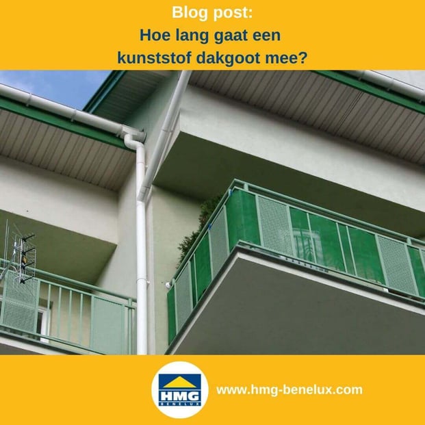 Titelafbeelding van een blogbericht met als onderwerp ‘Duurzaamheid van kunststof dakgoten’ – afgebeeld is een appartementencomplex met een witte dakgoot, met daarnaast het logo en het webadres van HMG Benelux shop.