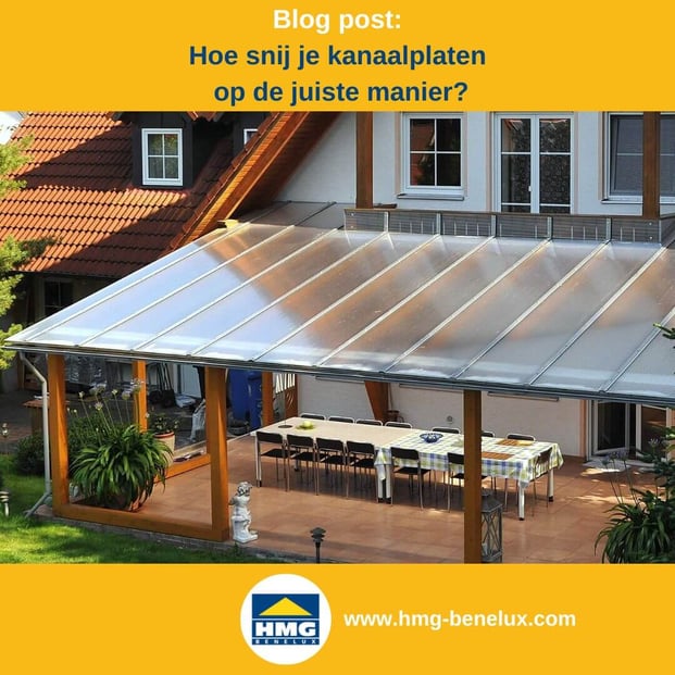Titelafbeelding van een blogbericht met als onderwerp ‘Snijden van kanaalplaten’ – te zien is een woonhuis met een terrasoverkapping van kanaalplaten, met daarnaast het logo en het webadres van HMG Benelux shop.