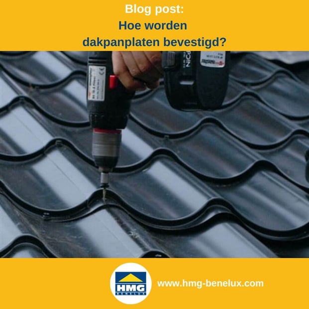 Titelafbeelding van een blogbericht met als onderwerp ‘Bevestiging van dakpanplaten’ – te zien is de montage van een dakpanplaat, met daarnaast het logo en het webadres van HMG Benelux shop.