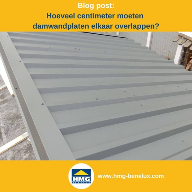 Te zien is een grijs dak van een carport bestaande uit damwandplaten en zetwerk.