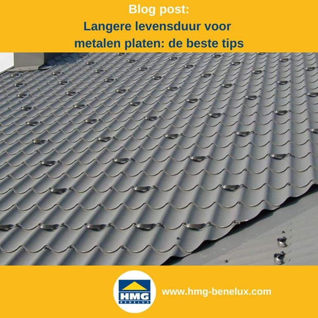 Titelafbeelding van een blogbericht met als onderwerp ‘Tips voor een langere levensduur van metalen platen’ – afgebeeld is een grijze dakpanplaat met daarnaast het logo en het webadres van HMG Benelux shop.