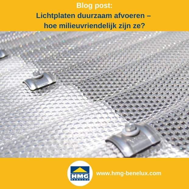 Titelafbeelding van een blogbericht met als onderwerp ‘Milieuvriendelijk afvoeren van lichtplaten’ – afgebeeld is een transparante kunststof golfplaat met kalotten, samen met het logo en het webadres van HMG Benelux shop.