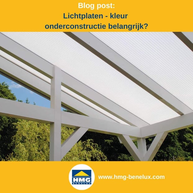 Titelafbeelding van een blogbericht met als onderwerp ‘Kleuren van lichtplaten’ – te zien is een terrasoverkapping van opalen kanaalplaten, met daarnaast het logo en het webadres van hmg-benelux-shop.com.