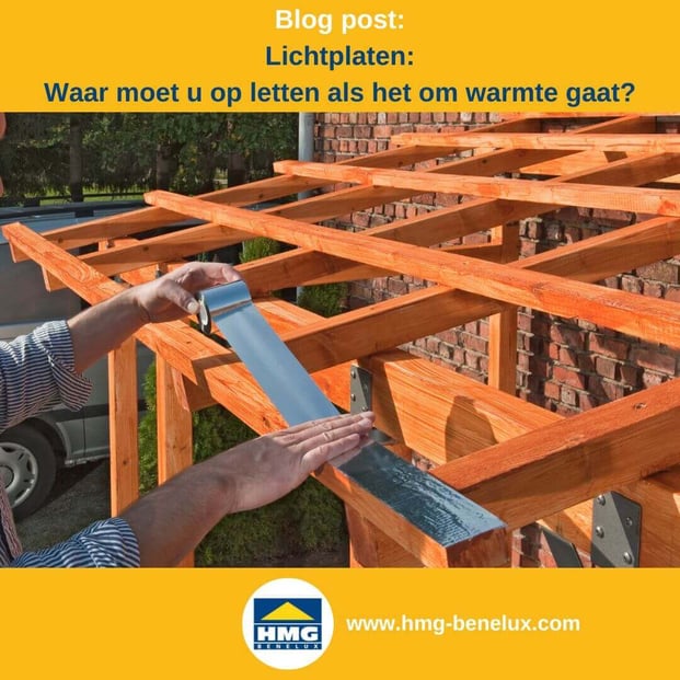 Een man monteert lichtpanelen op een houten steiger, eenvoudige installatie voor doe-het-zelvers.