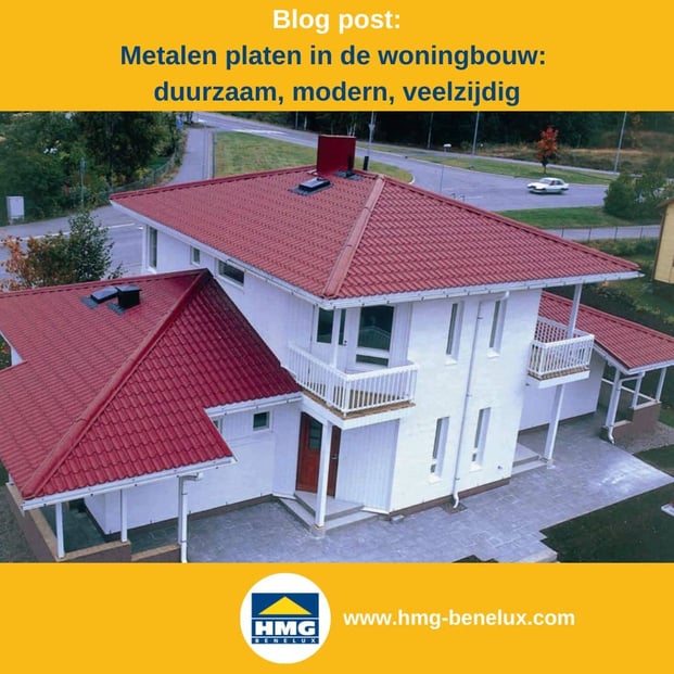 Titelafbeelding van een blogbericht met als onderwerp ‘Metalen platen in de woningbouw’ – afgebeeld is een woonhuis met rode dakpanplaten als dakbedekking, met daarnaast het logo en het webadres van HMG Benelux shop.