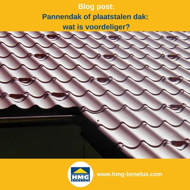 Titelafbeelding van een blogbericht met als thema ‘bakstenen of metalen dak’ – afgebeeld is een rode dakpanplaat, met daarnaast het logo en het webadres van HMG Benelux shop.