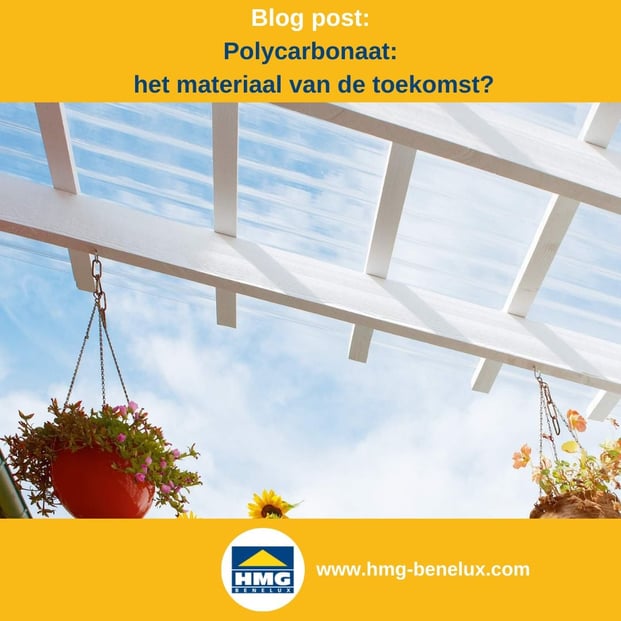 Titelafbeelding van een blogbericht met als thema ‘Polycarbonaat als materiaal van de toekomst’ – te zien is een terrasoverkapping van kanaalplaten, met daarnaast het logo en het webadres van HMG Benelux shop.