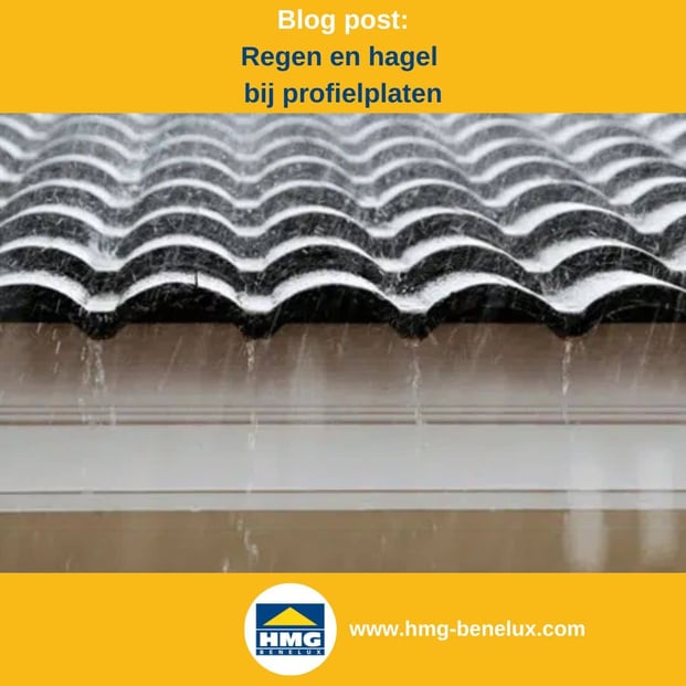 Titelafbeelding van een blogbericht met als thema ‘Regen en hagel op plaatwerk’ – te zien is een dakbedekking van dakpanplaat terwijl het regent, met daarnaast het logo en het webadres van hmg-benelux-shop.com.