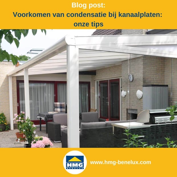 Titelafbeelding van een blogbericht met als onderwerp ‘Condensatie bij kanaalplaten’ – te zien is een terrasoverkapping boven een zithoek, met daarnaast het logo en het webadres van HMG Benelux shop.