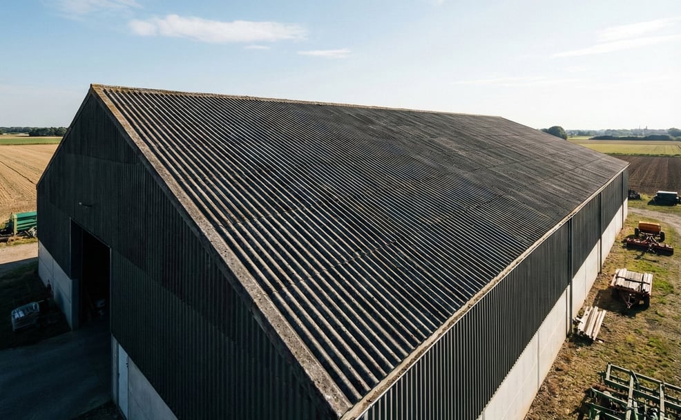 Duurzame dakbedekking met grijze vezelcement golfplaten op een opslagloods