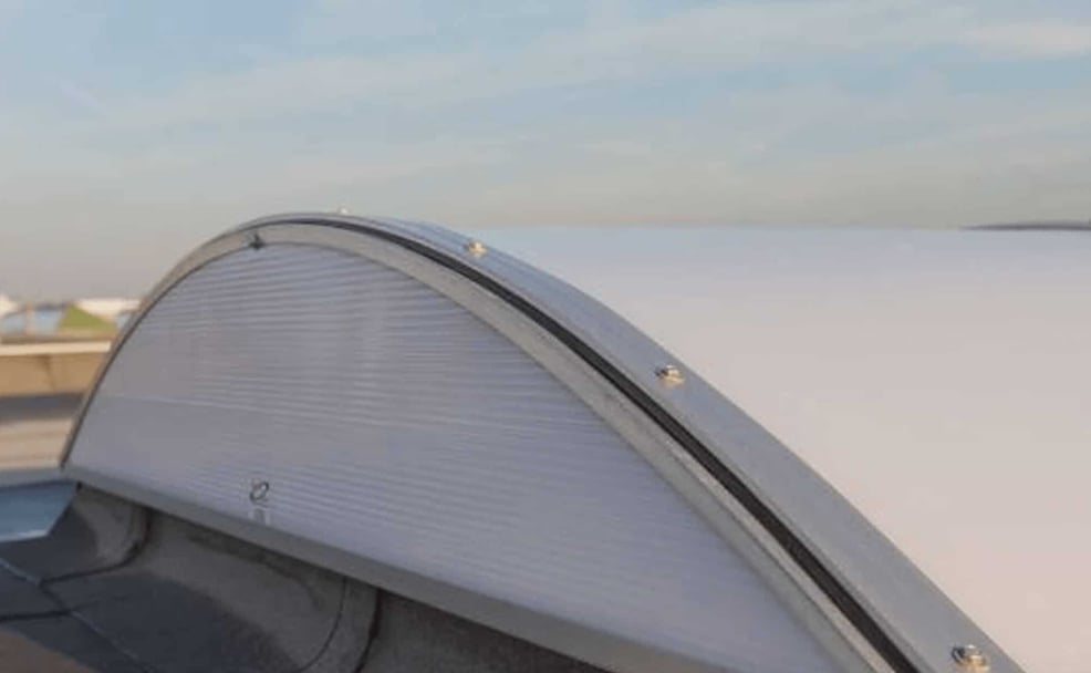 Gebogen lichtstraten op een plat dak voor optimale daglichttoetreding