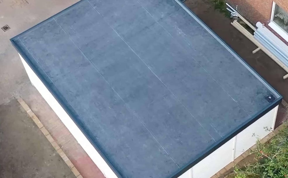 Zwarte EPDM dakfolie voor een duurzame afdichting van platte daken