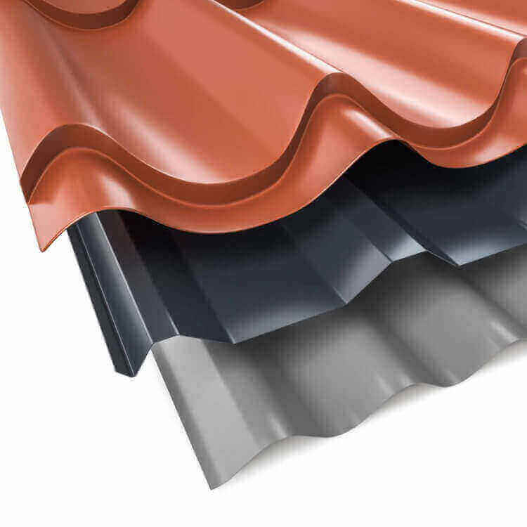 Robuuste selectie metalen platen in verschillende vormen - dakpanplaten in dakpanrood, damwandplaten in antraciet en golfplaten in grijs, ideaal voor dak- en gevelbekleding.