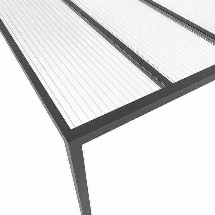 Moderne terrasoverkapping met duidelijke lijnen, bestaande uit sterke profielsteunen en doorschijnende platen voor optimale bescherming en design