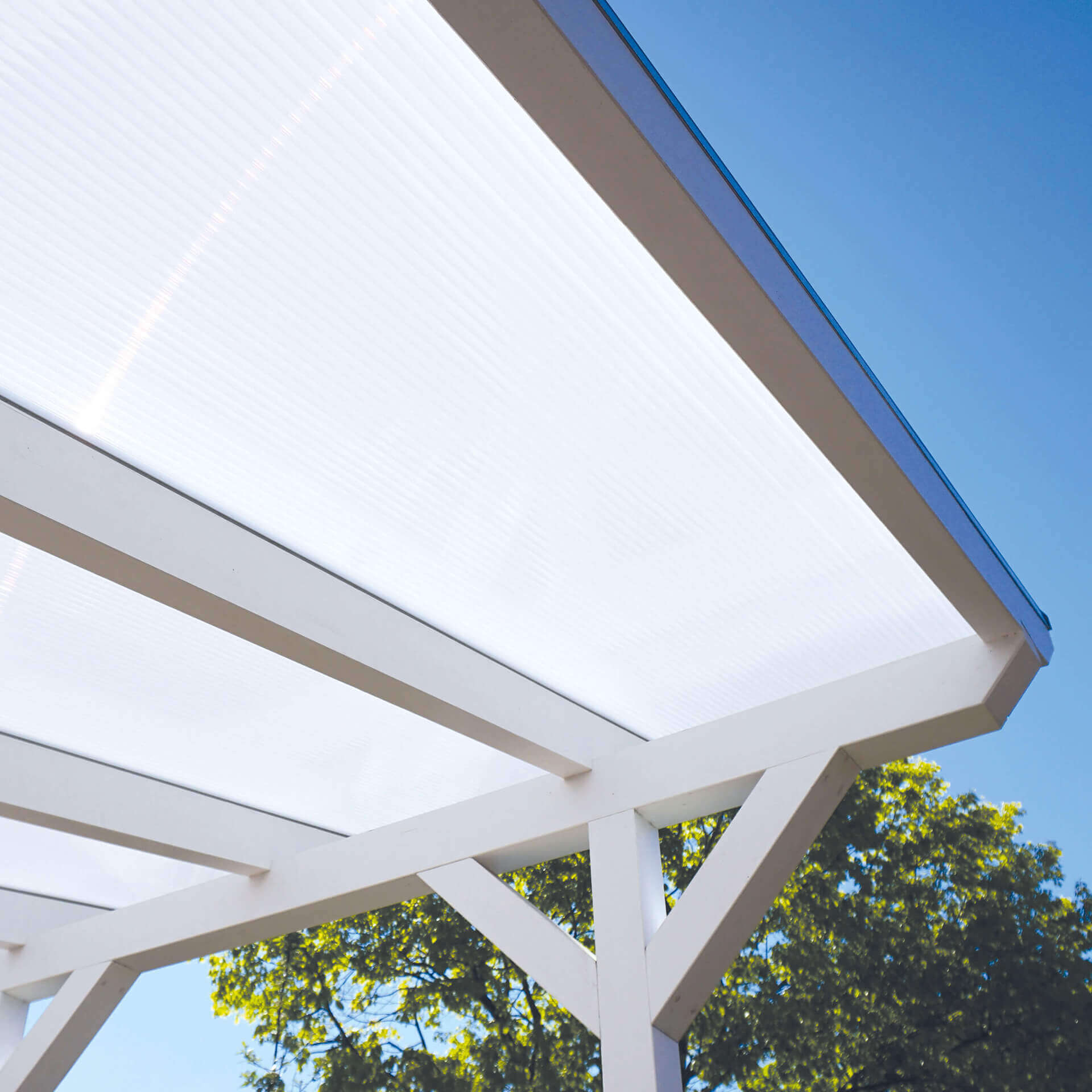 Kanaalplaat terrasoverkapping HMG kanaalplaat op een witte terrasoverkapping