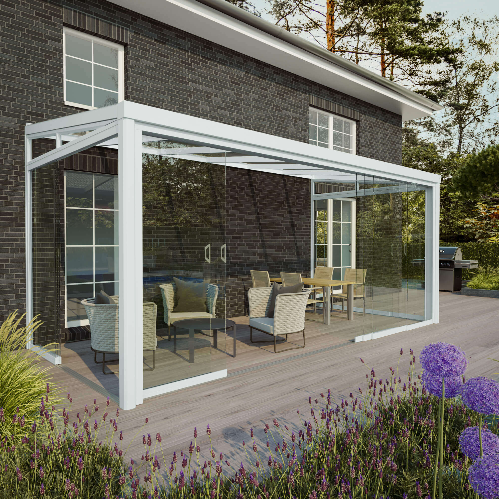 Moderne terrasoverkapping met glazen schuifwanden / Sliding Doors, geïntegreerd in een idyllisch tuinlandschap met zitgedeelte